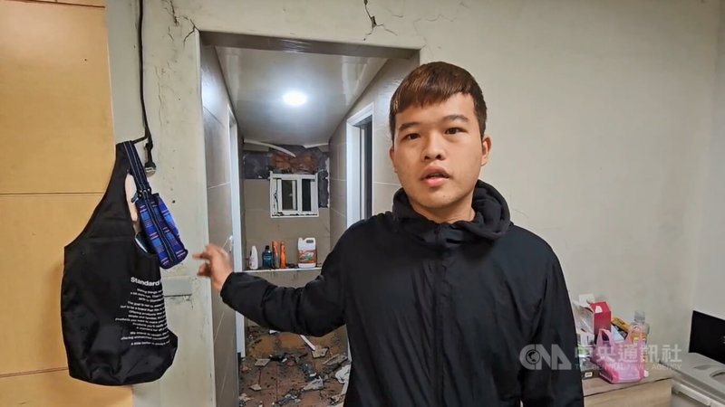 颱風鳳凰來襲，基隆市雨勢不斷，西定路一處邊坡10日晚間滾落大石，砸中緊鄰民宅，住戶11日受訪表示，當時他正在浴室洗澡，所幸落石未衝入屋內。中央社記者王朝鈺攝　114年11月11日