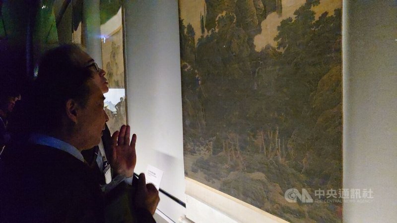 國立故宮博物院鎮院3國寶北宋范寬「谿山行旅圖」、郭熙「早春圖」與李唐「萬壑松風圖」11日首度於南部院區展出，透過挑高清透玻璃展櫃，遊客可將古畫看得一清二楚。中央社記者蔡智明攝　114年11月11日