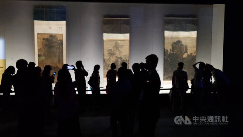 國立故宮博物院鎮院3國寶北宋范寬「谿山行旅圖」、郭熙「早春圖」與李唐「萬壑松風圖」首度於故宮南部院區合體展出，11日起展到12月28日，吸引眾多觀展民眾。中央社記者蔡智明攝　114年11月11日