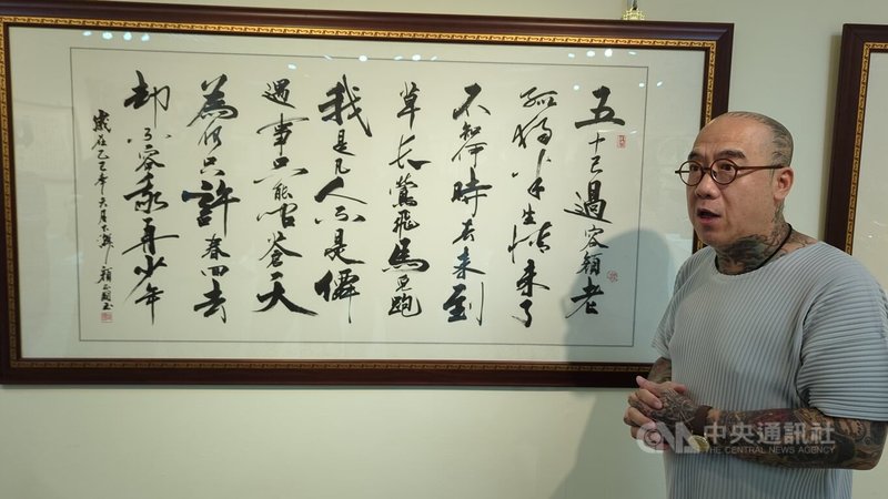 2025更生美展11日在台中市大墩文化中心舉行開幕典禮，展出已逝影星顏正國的生前書畫遺作，顏正國生前的友人「鋼鐵爸（圖）」出席說明顏正國當時的創作理念。中央社記者蘇木春攝　114年11月11日