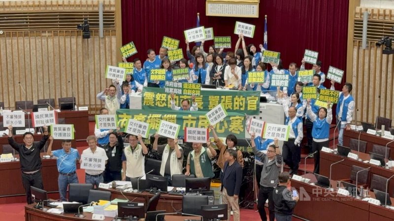 高雄市議會11日進行議案交付審查，國民黨高市議會黨團批評市府不尊重議會，拒絕交付審查；並與綠營發生衝突，一度占領主席台。中央社記者蔡孟妤攝　114年11月11日
