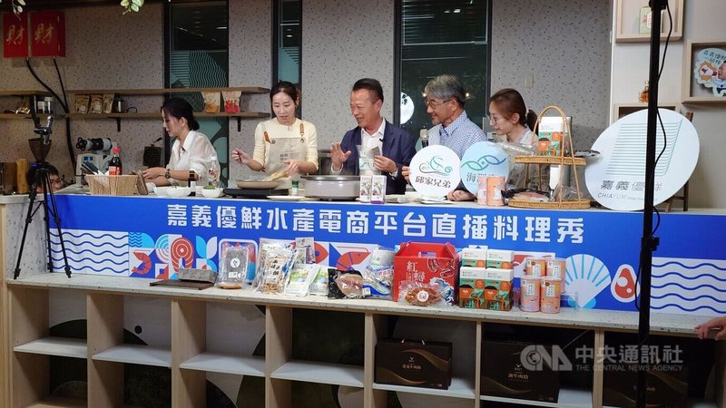 嘉義縣政府自建電商通路「嘉義優鮮水產電商平台」，為慶祝平台開幕，縣長翁章梁（中）11日在臉書直播，推出優惠吸引消費者。中央社記者蔡智明攝　114年11月11日