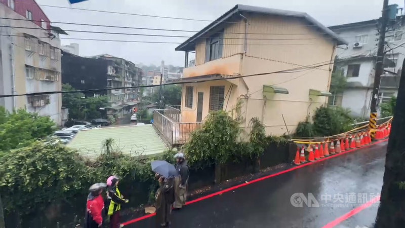 位於東信路的基隆市副市長官邸（淡黃色建物）旁圍牆部分倒塌，現場已拉起封鎖線，幸未造成人員傷亡。市府表示，將待天氣穩定再施作圍牆工程，預估11月底前完工。中央社記者王朝鈺攝　114年11月11日