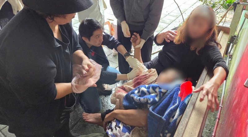 天主教耕莘醫院烏來偏鄉醫療團隊10日前往烏來區大羅蘭地區進行巡迴醫療服務時，獲報有村民不慎遭玻璃割傷，傷口深入手肘動脈大出血。現場隨隊醫師緊急加壓控制出血，待救護車抵達後送醫，幸無生命危險。（天主教耕莘醫院提供）中央社記者曹亞沿傳真　114年11月11日