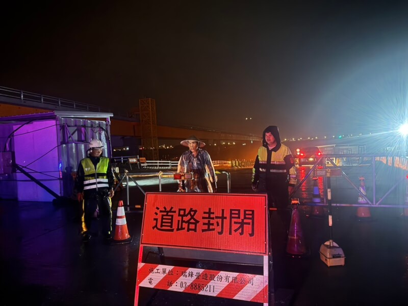 花蓮縣玉里鎮公所因應颱風鳳凰帶來雨勢恐有致災危害，10日晚間6時預警性封閉高寮便道及赤科山道路。（玉里鎮公所提供）