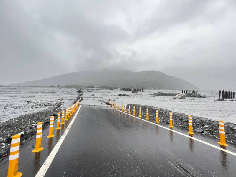 颱風鳳凰外圍環流與東北季風共伴，花蓮雨勢不斷，馬太鞍溪水漫過河床淹沒台9線231公里附近車道，馬太鞍溪的溪底涵管便道全部淹沒在洪水中，公路局11日表示，目前洪流持續中，待水退後即進行實際災況調查。（公路局東區養護工程分局提供）