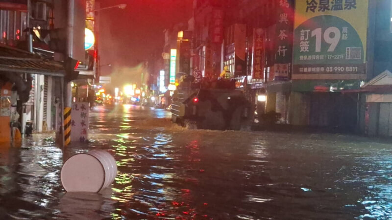 颱風鳳凰來襲，11日晚間隨著雨勢不停，宜蘭縣蘇澳鎮發生嚴重淹水災情，軍方已出動AAV7兩棲突擊車、膠舟，前往救援當地居民。（蘇澳鎮公所提供）中央社記者沈如峰宜蘭縣傳真　114年11月11日