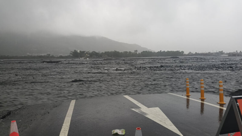 11日馬太鞍溪便道被溪水淹沒。(民眾提供)中央社記者李先鳳傳真 114年11月11日