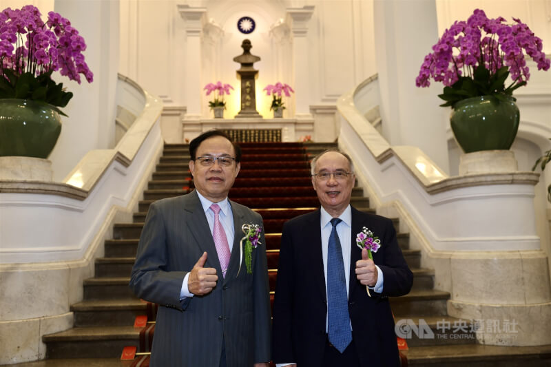 2025年總統科學獎「生命科學組」得獎人梁賡義（右）及「工程科學組」得獎人葉均蔚（左）於典禮開始前合影留念。中央社記者王飛華攝　114年11月11日