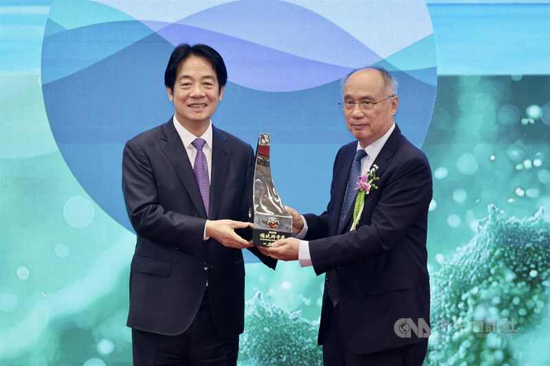 2025年總統科學獎「生命科學組」由中研院院士梁賡義（右）獲獎，總統賴清德（左）親自頒發獎座，肯定他在生物統計領域的卓越貢獻。中央社記者王飛華攝　114年11月11日