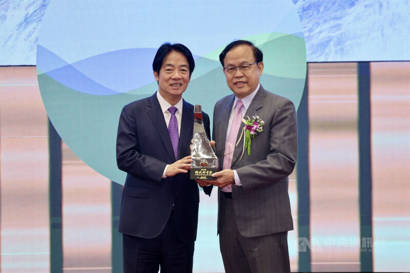 2025年總統科學獎「工程科學組」由中研院院士葉均蔚（右）獲獎，總統賴清德（左）親自頒發獎座，表彰他在學術領域的貢獻。中央社記者王飛華攝　114年11月11日