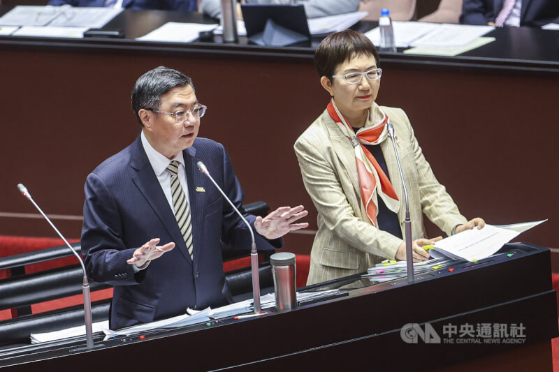 行政院長卓榮泰（左）與財政部長莊翠雲（右）11日列席立法院院會，針對財政收支劃分法相關議題答詢。中央社記者鄭清元攝　114年11月11日