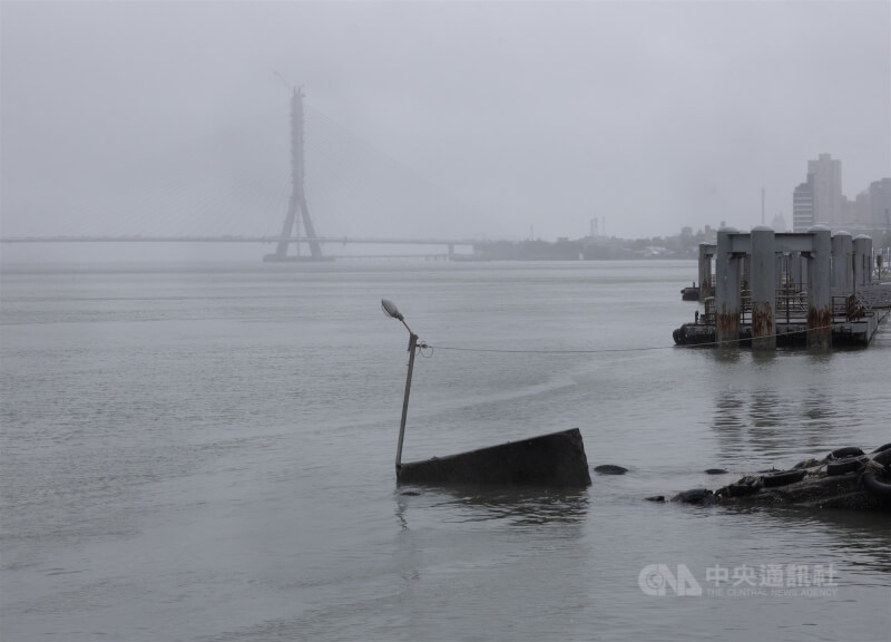 圖為新北淡水渡船碼頭，為維護民眾乘船安全，淡水藍色公路所有載客船舶全面停駛。中央社記者趙世勳攝　114年11月11日