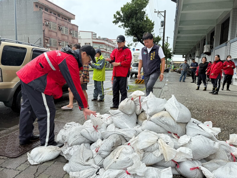 因應颱風鳳凰來襲，台東市公所災害應變中心11日上午2級開設，公所此次備妥6000個沙包供民眾領取，市長陳銘風（前右）至清潔隊視察民眾領取沙包情形。（台東市公所提供）中央社記者林巧璉傳真　114年11月11日