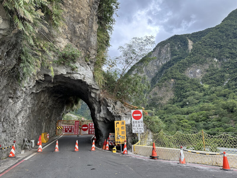 中橫公路大禹嶺至太魯閣沿線有零星坍方落石,公路局11日下午1時起預警性封閉台8線關原至太魯閣路段。中央社記者李先鳳攝 114年11月11日