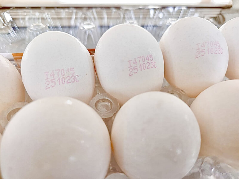 彰化縣政府配合中央政府抽驗，於縣內畜牧場出貨至鮮健洗選蛋場販售的「鮮健蛋品洗選蛋（白殼雞蛋）（有效日期114.11.27、溯源標示：I47045-251023C）」檢出芬普尼代謝物0.03ppm，農藥殘留不合格。（彰化縣政府提供）