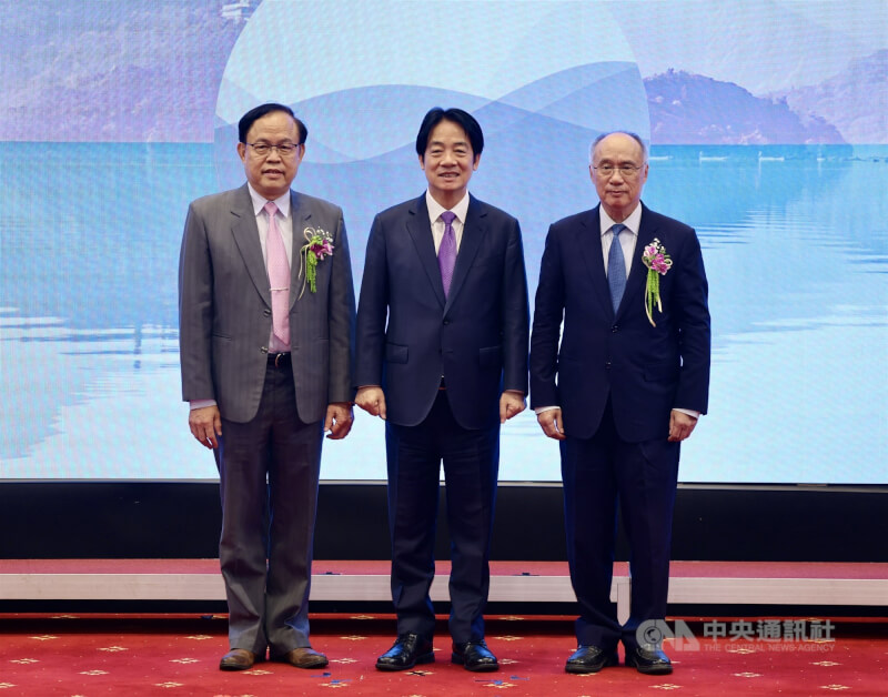 總統賴清德（中）11日上午出席「2025年總統科學獎」頒獎典禮，親自頒獎表揚「生命科學組」得獎人梁賡義（右）及「工程科學組」得獎人葉均蔚（左），肯定他們在生物統計與高熵合金等領域的貢獻。中央社記者王飛華攝　114年11月11日