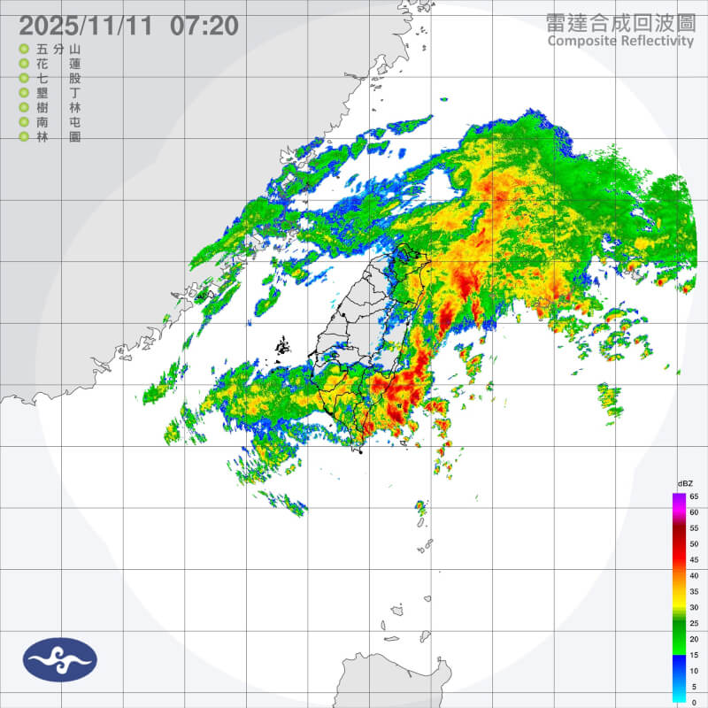 中央氣象署11日雷達回波圖，鳳凰外圍環流跟東北季風共伴效應下，大台北地區與東半部降雨明顯。（圖取自氣象署網頁cwb.gov.tw）