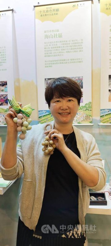 農業部11日頒獎表揚全國十大綠色照顧優良典範農村社區，海山社區發展協會執行長廖育璿介紹協會與長者們在手作課上，共同討論做出葡萄與龍眼造型的肥皂。中央社記者汪淑芬攝  114年11月11日