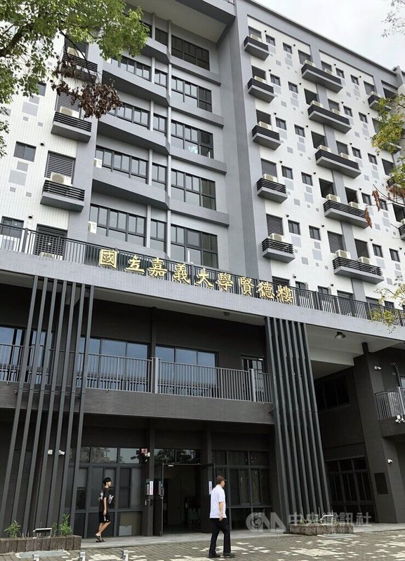 嘉義大學賢德樓為全新學生宿舍，地上8層、地下1層，於9月新學期已開放學生入住，校方11日舉行啟用典禮，大樓除有便利商店進駐，還有西醫診所等。中央社記者黃國芳攝　114年11月11日