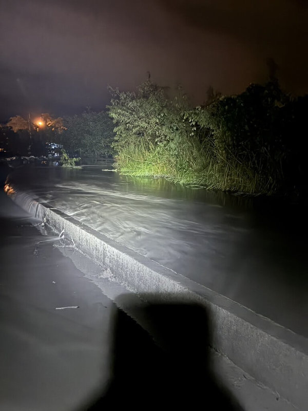 受颱風鳳凰環流及東北季風影響，花蓮山區11日持續降雨，馬太鞍溪水暴漲，從左岸無堤防處沖入萬榮鄉明利村，沿大排、產業道路到台9線，晚間發現泥流夾帶更多土石，可能影響鐵路交通。（民眾提供）中央社記者李先鳳傳真　114年11月11日