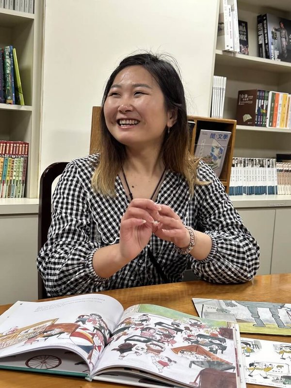 繪本作家暨插畫家李憶婷的英文繪本The Quiet One，入選美國插畫家協會主辦的「2025原創藝術」國際插畫展。她認為，許多事情用故事來表達是最好方式。中央社記者廖漢原紐約攝　114年11月11日