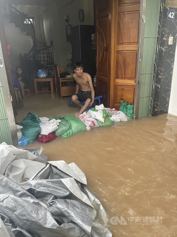 越南淹水時有所聞，尤其近年氣候變遷，暴雨更加極端，水淹民宅，居民出動沙包防水。中央社記者曾婷瑄河內攝　114年11月11日