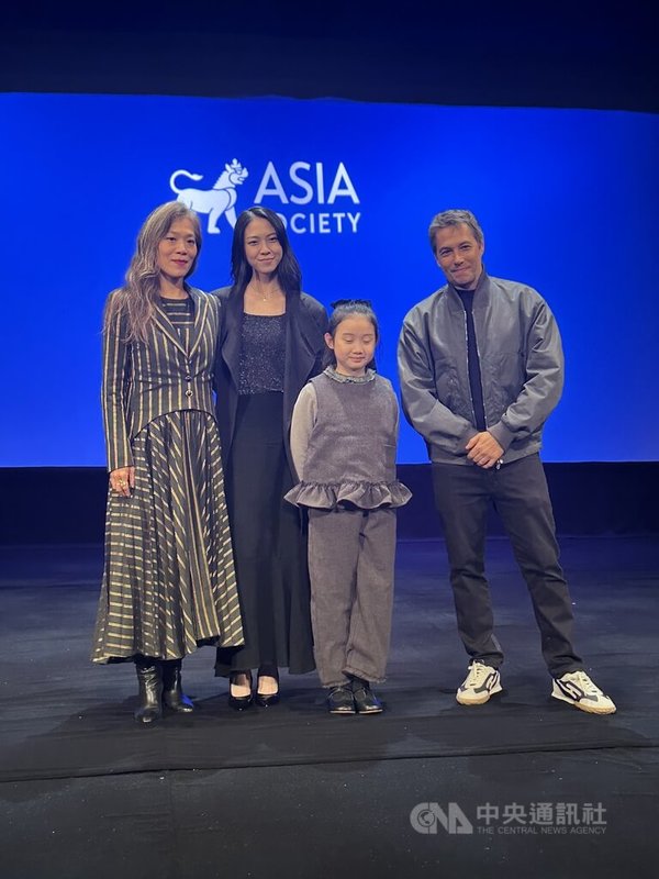 「左撇子女孩」導演鄒時擎（左起），演員馬士媛、葉子綺與製作人西恩．貝克（Sean Baker）出席在亞洲協會舉行的放映會。中央社記者廖漢原紐約攝　114年11月11日