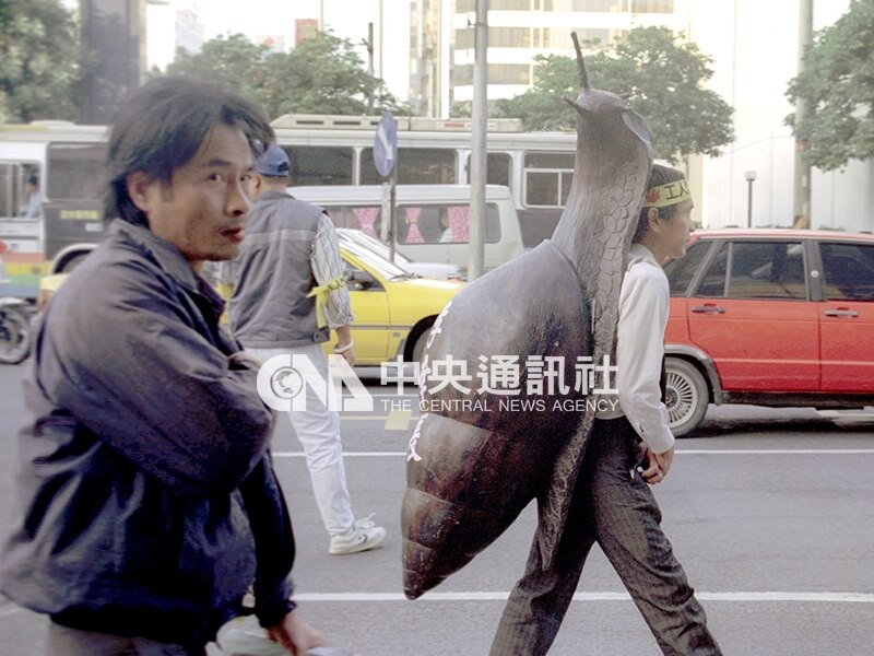 81年的「三法一案，工人鬥陣大遊行」，無殼蝸牛團體也出席響應，凸顯台灣房價高昂現象。 中央社記者楊一峰攝　81年11月12日