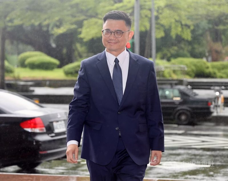 民進黨立委賴瑞隆（圖）11日前往民進黨中央黨部，完成高雄市長初選登記。中央社記者張皓安攝　114年11月11日