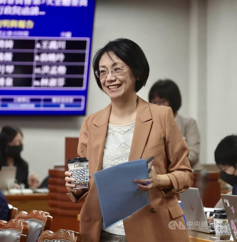 國民黨立委翁曉玲（前）提出中央行政機關組織基準法部分條文修正草案，增訂三級獨立機關正副首長，應經立法院同意後任命，且增訂各相關組織法律不得排除本法的適用，引發討論。她12日在立法院受訪表示，希望所有獨立機關的首長必須是專業、獨立、客觀，而且要有比較淡的政治性。中央社記者王飛華攝　114年11月12日