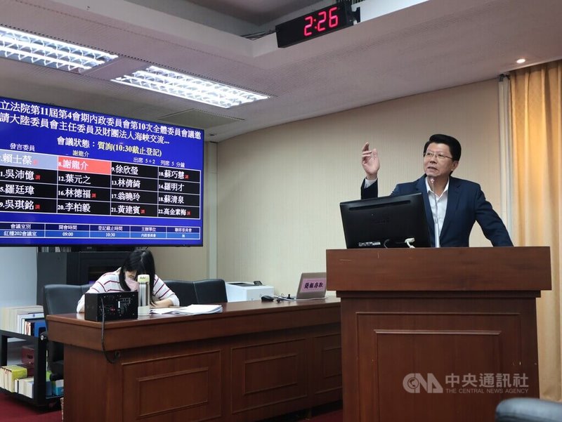 國民黨立委謝龍介（右）12日在立法院內政委員會質詢。中央社記者李雅雯攝　114年11月12日