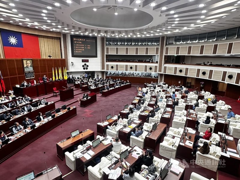 台北市議會12日下午召開定期大會討論市府及議員提案，其中包含北市府與新壽合意終止T17、T18市有土地設定地上權契約案，全案獲多數議員支持，順利通過。圖為大會審議情形。中央社記者劉建邦攝　114年11月12日