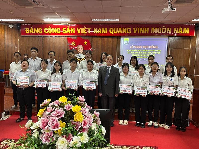 茶榮大學10日舉行第四屆越南台商獎學金頒證典禮，今年共29位學子獲獎。受獎者表示，台商義舉超越物質上的幫助，更是對越南學生教育與未來的真誠關懷。（蘇建源提供）中央社記者曾婷瑄河內傳真114年11月12日