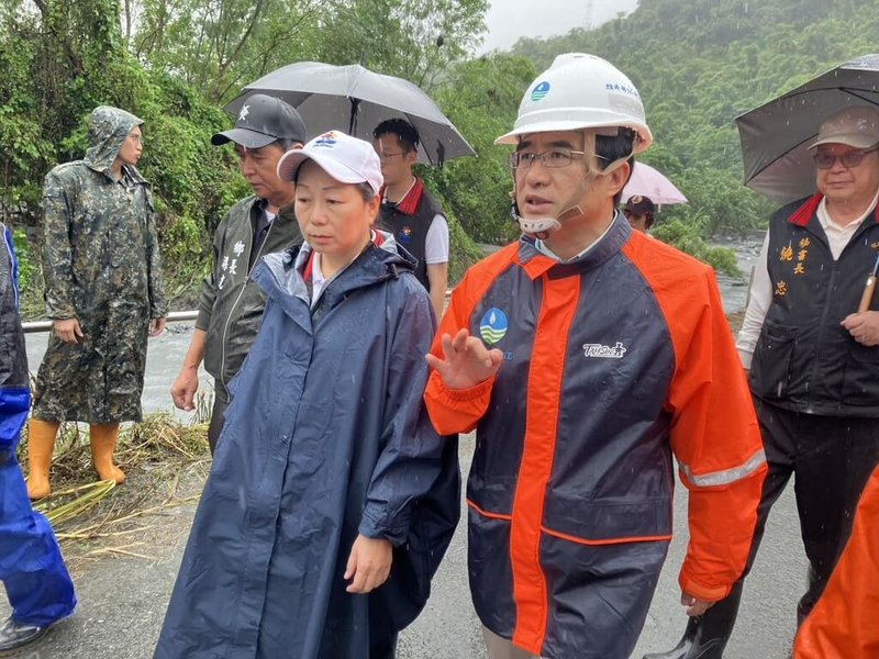 馬太鞍溪水漫淹花蓮萬榮鄉明利村及台9線道路，水利署長林元鵬（前右）與花蓮縣長徐榛蔚（前左）等人12日前往會勘明利村淹水狀況。（花蓮縣政府提供）中央社記者張祈傳真　114年11月12日