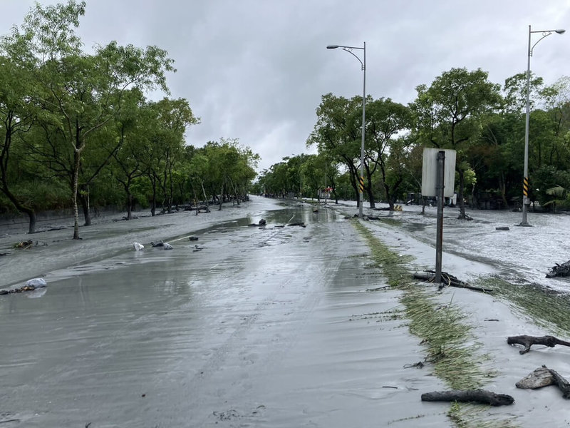馬太鞍溪水漫淹花蓮萬榮鄉明利村及台9線道路，目前台9線鳳林鎮往光復鄉道路不通，滿是泥濘。（花蓮縣政府提供）中央社記者張祈傳真　114年11月12日