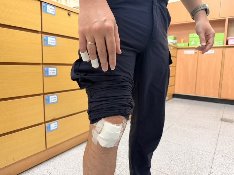 高雄黃姓男子11日下午偷竊機車逃逸，三民警方在仁武區發現追緝，但黃嫌持螺絲起子作勢攻擊，造成1名員警手腳擦挫傷，所幸傷勢無礙。（高市三民二警分局提供）中央社記者洪學廣傳真　114年11月12日