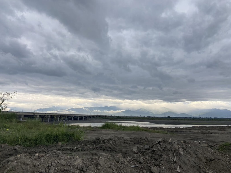 受颱風外圍氣流影響，高屏溪一帶河床裸露地區12日出現明顯揚塵，影響範圍涵蓋高雄市大寮地區，高雄市環保局提醒當地民眾應盡量避免外出，並採取關窗等防護措施，以降低健康風險。（高雄市政府環保局提供）中央社記者張已亷傳真　114年11月12日