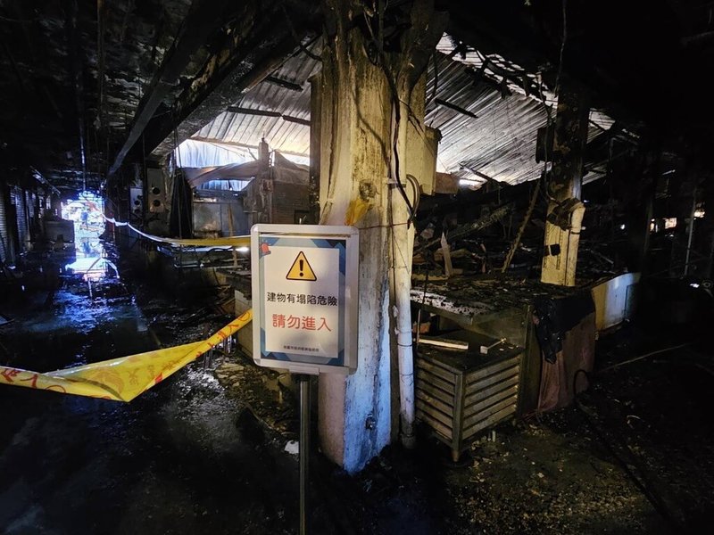 桃園市南門市場遭祝融受損嚴重，建管處12日指出，規劃針對「受損攤位」結構物執行拆除作業，其他未受損攤位仍會繼續營業。（桃園市經濟發展局提供）中央社記者葉臻傳真　114年11月12日