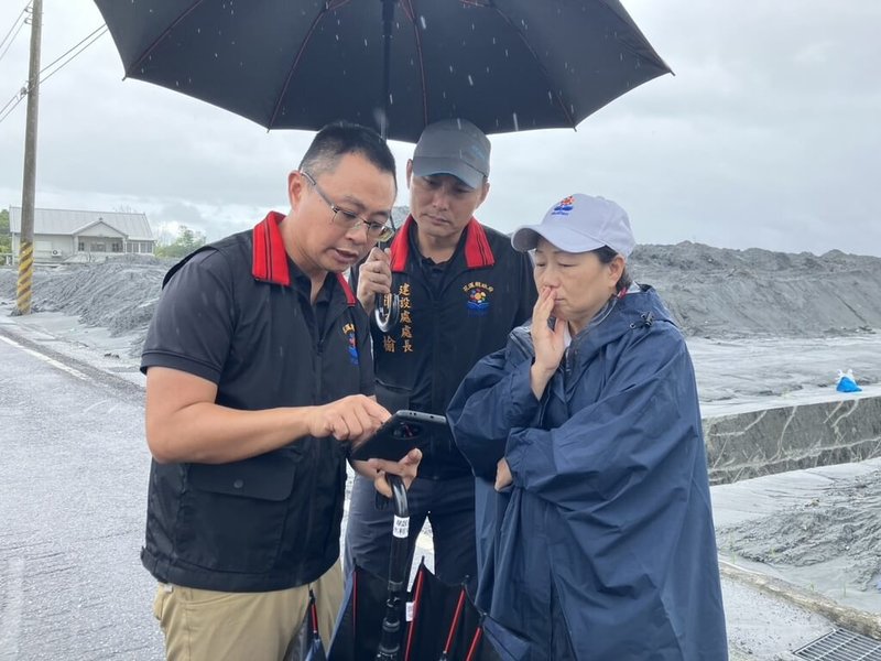 颱風環流與東北季風共伴效應帶來大雨，花蓮縣長徐榛蔚（右）12日前往視察光復鄉堰塞湖重災區佛祖街時表示，目前一般排水及雨水下水道尚能正常運作，局部低窪地區有短暫積水狀況，已由建設處協助排除。（花蓮縣政府提供）中央社記者張祈傳真　114年11月12日