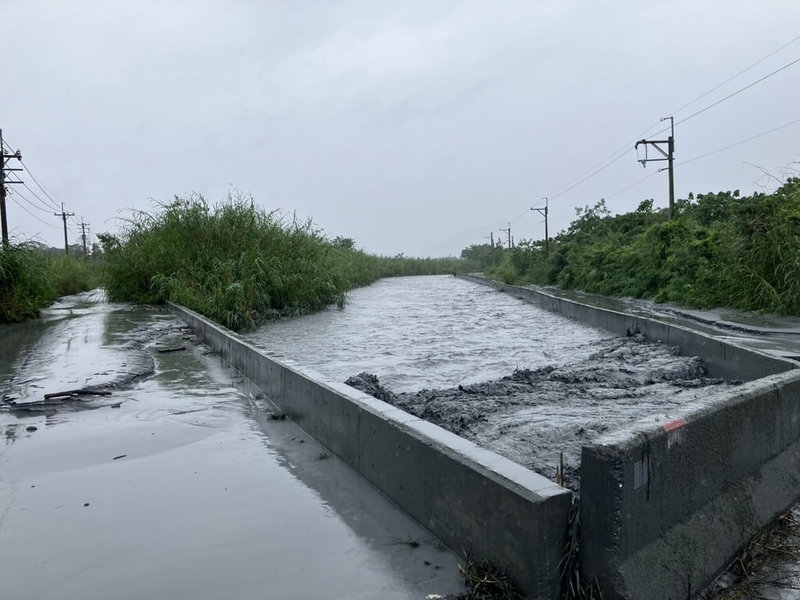 受颱風鳳凰外圍環流及東北季風影響，花蓮馬太鞍溪溪水暴漲，淹進萬榮鄉明利村致災。花蓮縣政府派員確認水流於台9線231公里處匯入長橋區域排水系統，將和中央保持密切聯繫，即時監測，確保排水系統順暢、避免災情擴大。（花蓮縣政府提供）中央社記者張祈傳真　114年11月12日