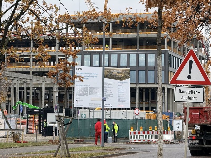 歐積電廠房圍繞德國薩克森矽谷園區而建，現正緊鑼密鼓動工。圖為工地進出口，管制森嚴。中央社記者林尚縈德勒斯登攝　114年11月12日