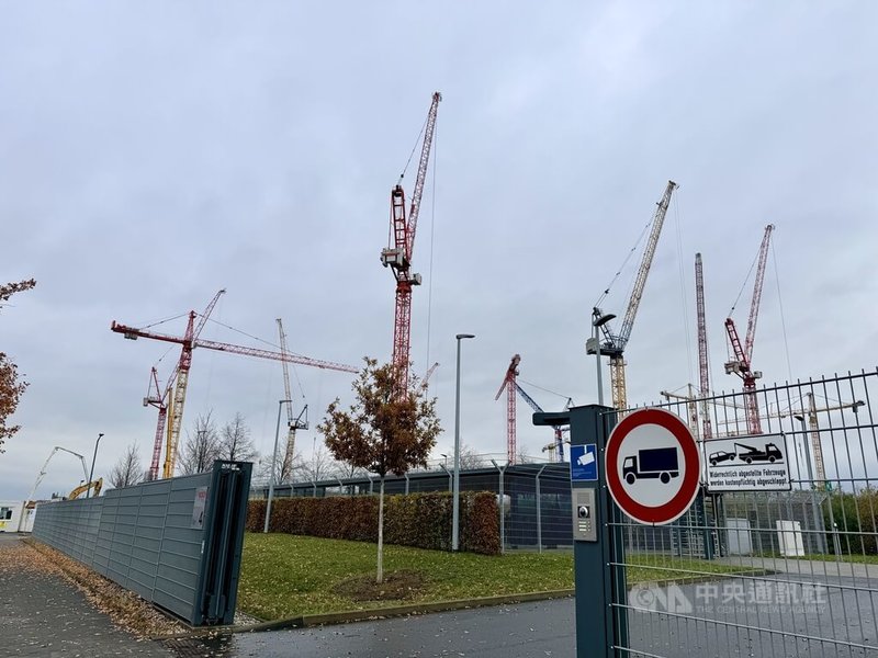 歐積電目前仍是一片大型工地,廠房圍繞原博世汽車晶片製造廠而建。中央社記者林尚縈德勒斯登攝 114年11月12日