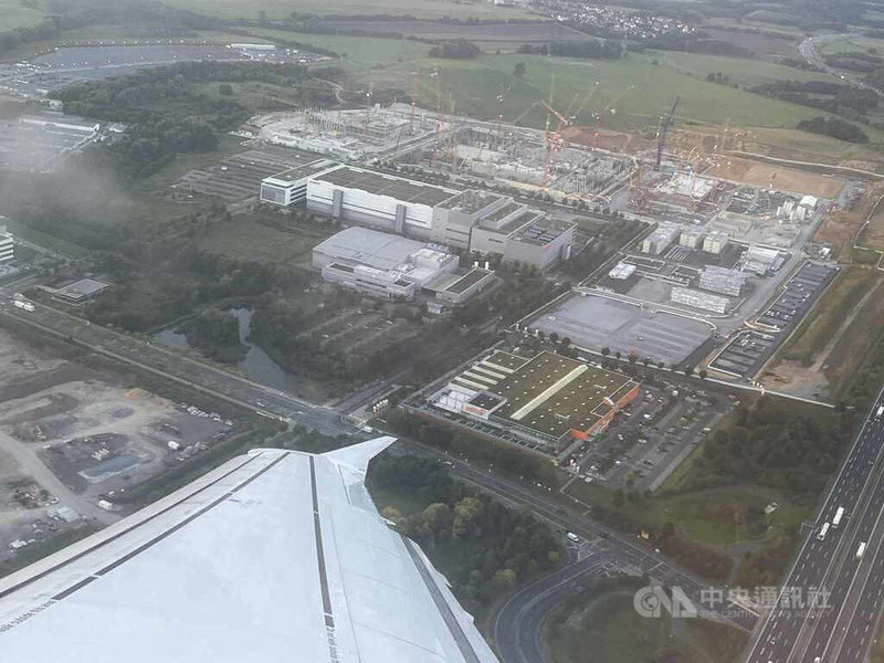 從空中俯瞰德勒斯登半導體產業聚落「薩克森矽谷」,右上方大型工地為台積電與英飛凌、恩智浦及博世共同投資興建的歐洲半導體製造公司(歐積電,ESMC)晶圓廠,預計2027投產。中央社記者林尚縈德勒斯登攝 114年11月12日
