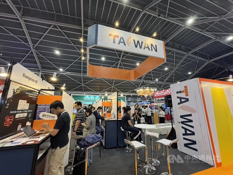 全球最大金融科技盛會的新加坡金融科技節12日登場，數萬人參與聚焦AI應用、數位資產管理等議題。台灣金融科技創新園區率團設館，希望展現整合創新能量與國際合作實力。 中央社記者吳昇鴻新加坡攝　114年11月12日