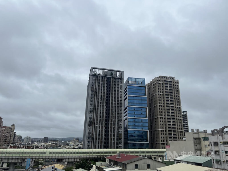 颱風鳳凰逼近，台中市政府宣布12日停止上班、停止上課，許多市民一早醒來發現無風又無雨，只是天空陰沉而已。中央社記者郝雪卿攝  114年11月12日