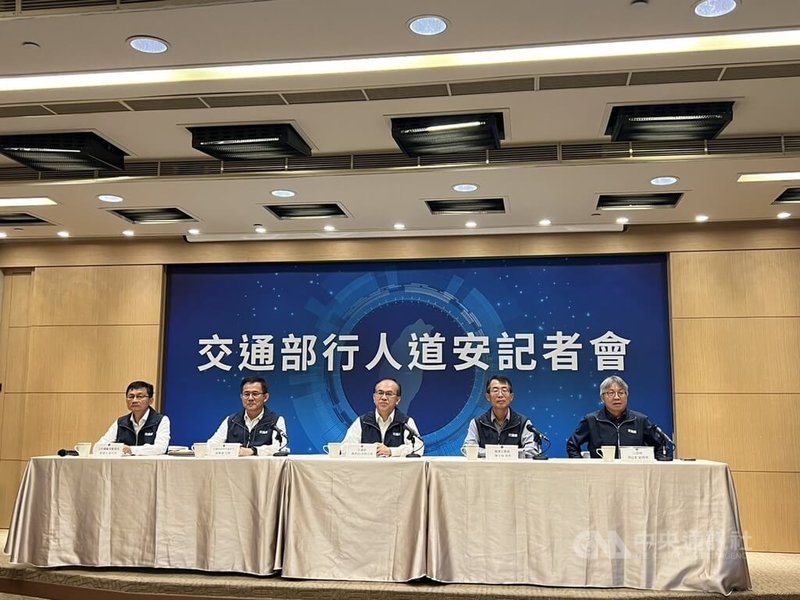 交通部12日舉辦11月份道路交通安全說明會，公布114年1至8月交通事故統計數據，由交通部政務次長陳彥伯（中）主持。中央社記者黃巧雯攝　114年11月12日