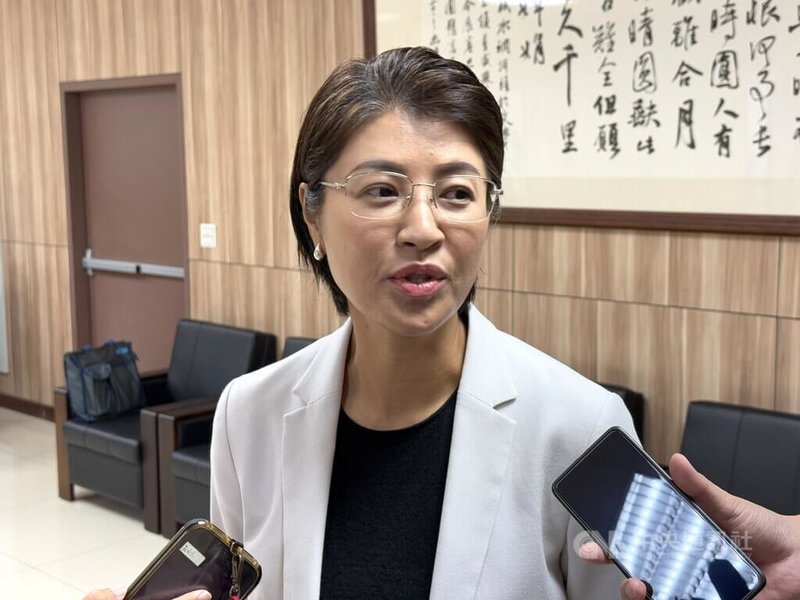 颱風鳳凰逼近台灣，南投縣12日正常上班、上課，南投縣長許淑華臉書（Facebook）粉絲專頁遭網友不滿留言「灌爆」，許淑華12日受訪表示，能理解部分民眾希望放假，但依科學數據判斷較正確。中央社記者蕭博陽南投縣攝　114年11月12日