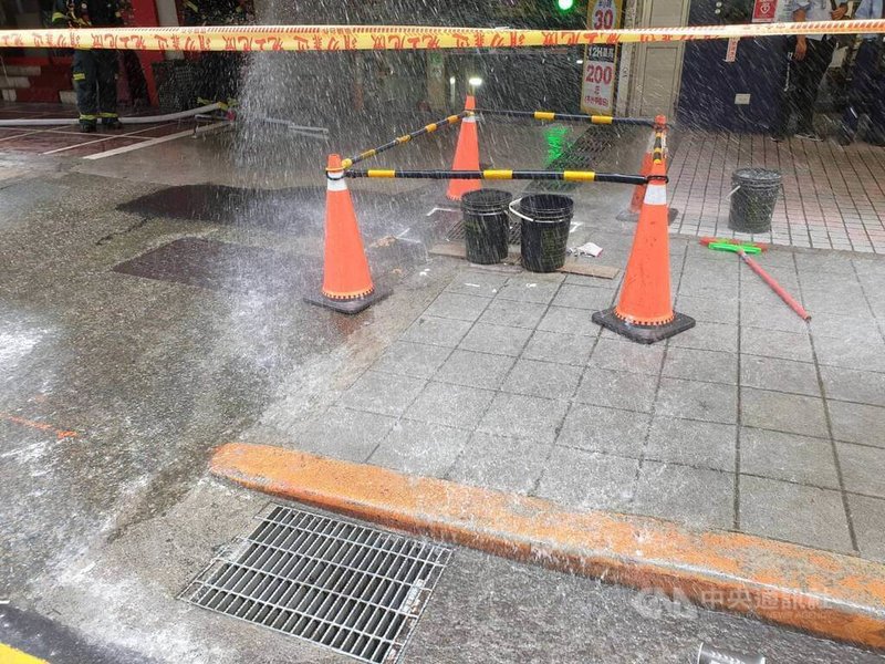 台北市中山區林森北路一帶12日疑因施工不慎挖破瓦斯管線，台北市消防局獲報立即派員到場布水線警戒，目前安全無虞，已通報相關單位前來搶修。（翻攝照片）中央社記者黃麗芸傳真　114年11月12日