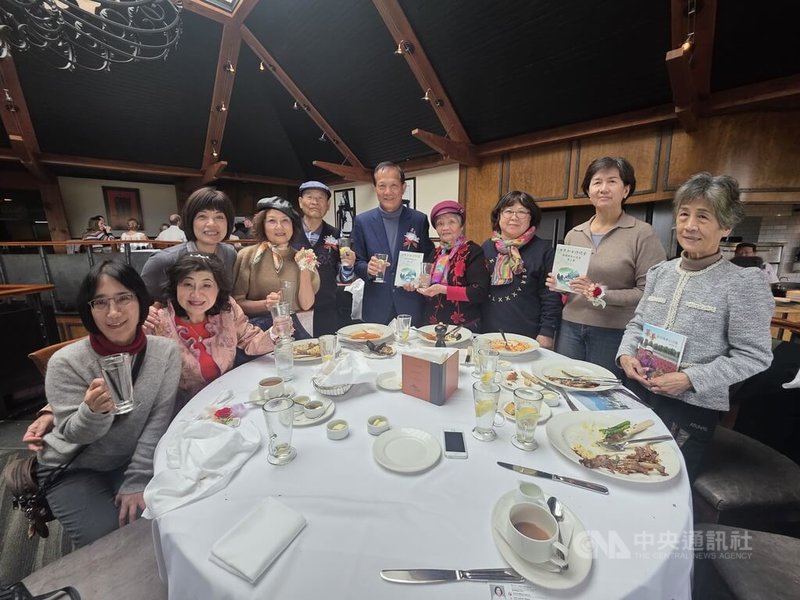 世界新古詩總會倡導「9到99歲都能成詩人」。如今加拿大分會中，年紀最大的詩人會員是90歲的沈玉雲（右4），而83歲的黃幸珠（右1）已經出版一本個人詩集。中央社記者程愛芬溫哥華攝　114年11月12日
